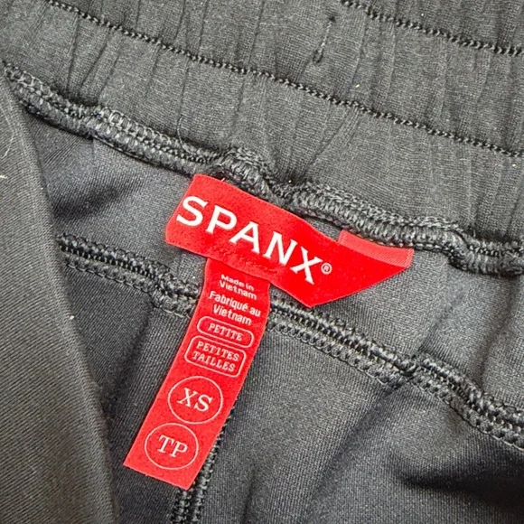Spanx AIR ESSENTIALS Wide Leg Pant BLACK
Size XS PETITE - Picture 6 of 9